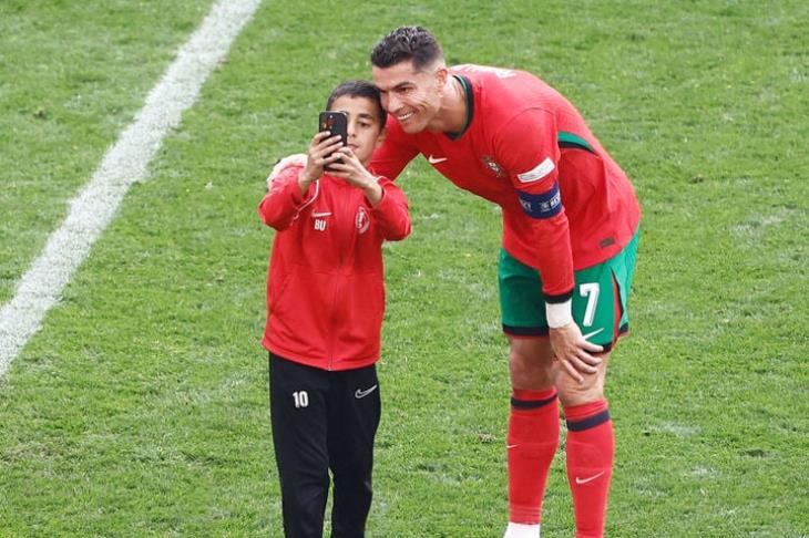 طفل تركي يلتقط صورة مع رونالدو
